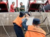 中國海警黃巖艦為漁民送醫(yī)送藥