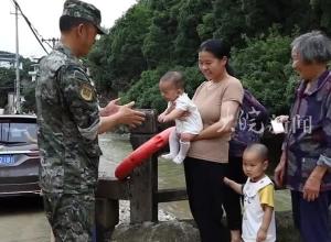长大后我就成了您 武警叔叔的怀抱太温暖了 6个月宝宝的笑容超治愈
