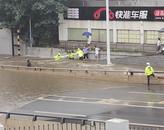 ?長沙一外賣小哥被大水沖進橋洞下 交警市民聯手將其救出