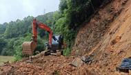 旌德孫村鎮(zhèn)：土石傾瀉道路受阻，村干部組織緊急清障
