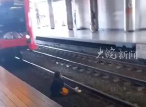 菲律宾一女子跌落铁轨 列车即将碾压时刹停 女子万幸捡回一命