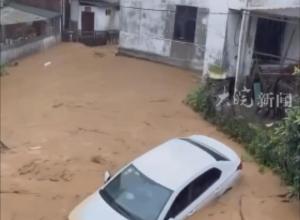 福建泰宁一乡镇暴雨 
致街道积水成河 有车辆被冲走