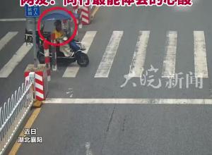 外卖员被撞倒，多个同行外卖小哥第一时间上前救助，这一幕太让人感动了！