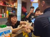 黃山女店主拿走收款碼“霸氣”為河南救援隊免單 當(dāng)事人：凡是救援隊一律免單