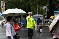 暴雨中的堅守！巢湖交警奮戰路面一線守護市民出行