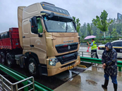治超路上風(fēng)雨無阻