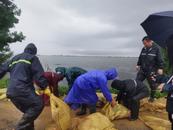 郎溪：強降雨引發河水暴漲  干群合力排險固堤