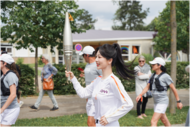 楊紫法國奧運火炬?zhèn)鬟f引熱議 青春形象展現(xiàn)要強力量