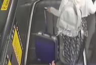 母親搭乘扶梯未留意孩子  輔警眼疾手快 一把拉回她  避免危險的發生