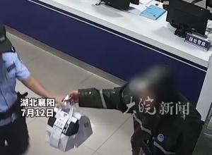 外卖员因涉案需协助调查，警察得知要超时，化身外卖小哥雨中送餐