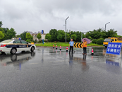 冒雨搶險，保障道路安全暢通