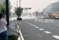 杭州的雨是懂瞬移的！剛拿出手機拍的時候遠處一片白茫茫 幾秒之后大雨當頭