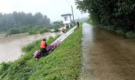 六安防汛抗洪| 給隱患堤壩“穿上”雨布，撤走全部老弱病殘