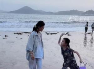 两姐妹前一秒还在吵架 
拍照时瞬间“职业假笑”
因为我们是一家人