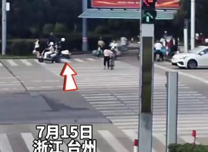 男子骑电动车吃糖卡住喉咙 飞奔向警车求助 交警用海姆立克急救法10秒救人成功