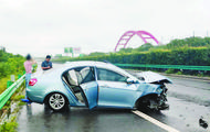 執行途中遇車禍 巢湖法院干警伸援手