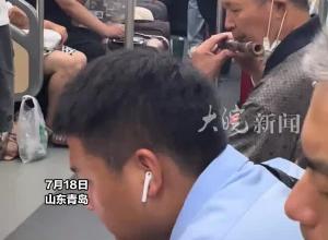 地铁上大爷沉浸式吹笛子，列车员举起提示牌又放下，电子设备不让外放 笛子该怎么办