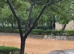 陕西宝鸡强降雨致城市内涝，武警官兵紧急救援