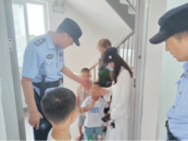 兩名男童被困電梯，民警查監控發現后救出