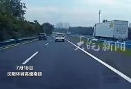 司機(jī)在高速路突然發(fā)現(xiàn)，旁邊的大貨車在打雙閃提醒自己。果斷變道，躲過一劫！