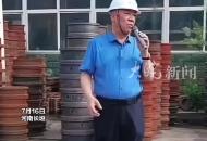 老板“一言不合”就發錢 拎著200萬 每人發400元 
 “既然大家認我是這個大家庭的家長 我就有責任有義務和大家見見面嘮嘮嗑”