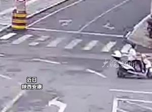 摩托车实线变道超车，被汽车强推20多米，女骑手急拍地呼救