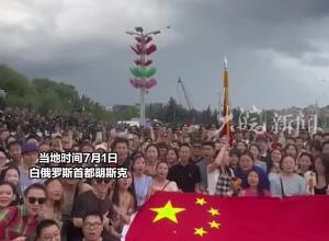 热血澎湃 满满自豪感，留学生与解放军仪仗队合唱国歌