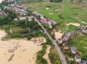 湖南8个村子因暴雨失联 10个救援小组徒步挺进失联村庄