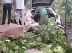 山体落石砸中一私家车 官方发布通报：事故造成车内人员3死2伤