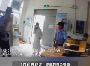 两名男童被困电梯3小时
民警查监控发现后救出