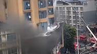 四川江油市一建筑著火濃煙滾滾  當(dāng)?shù)鼗貞?yīng)：兩人受傷已送醫(yī)