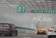 上海一法拉利F8高架自燃半身燒毀 車主現身：是朋友找的代駕還車時自燃
代駕疑似掛一檔高轉速行駛 代駕平臺稱與平臺無關