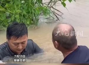 长丰岗集四十埠村排水渠堵塞，村干部跳入水中徒手清淤