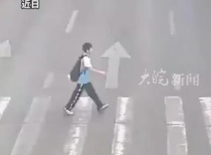 男孩过马路时突然折返捡东西 电动车来不及刹车撞上 两人均承担责任