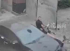 男子驾车撞人后持刀追砍被撞者 镇政府：撞人者患有精神疾病病史