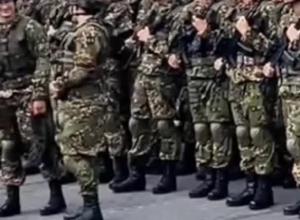 白俄罗斯阅兵候场现场 其他国家军队交头接耳的松弛感 中国仪仗队纹丝不动，宛如坚不可摧的城池