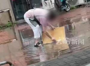 江苏徐州一小吃店用路边积水清洗菜板？当地市场监管部门回应