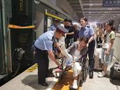 旅客坐輪椅沒買到臥鋪票 列車員妥善安排獲贊