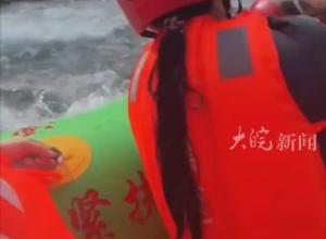 湖南一景区漂流艇侧翻 
回应：5名游客落水 出现不同程度擦伤