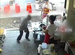 店主发视频全网寻找丢失钱袋的人 
老人找回钱袋跪地感谢  
店主立刻跪地将其扶起 