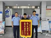 駕車沖入水塘，車主爬車頂求救