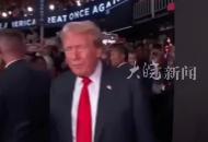 遭“未遂刺殺”后 特朗普首次現(xiàn)身大型集會(huì)現(xiàn)場(chǎng)受傷的右耳纏著繃帶