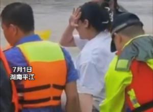 眼看着大家都撤离了 
孕妇急哭:“明天就是待产期” 
群众、乡镇干部合力转移 