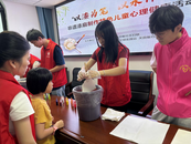 裕安區城南鎮關田畈社區開展“以漆為筆 以水作畫”——非遺漆扇制作兒童特色主題活動