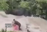 印度一家人野餐遭遇瀑布突發(fā)山洪，多人緊抱在一起仍被沖走