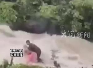 印度一家人野餐遭遇瀑布突发山洪，多人紧抱在一起仍被冲走