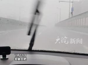 合肥发布暴雨黄色预警，市民：雨刮器开到最大挡，前面还是一片水幕