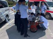 阜陽一名七旬老人暈倒路中央 民警伸出援手