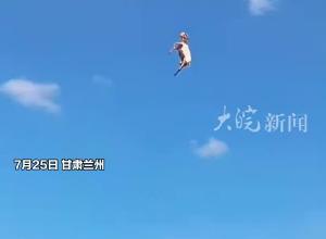 一只羊挂在60米高电线杆固定绳上 拍摄者：还挂着 不好处理