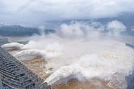 長江2號洪水形成，三峽水庫三孔泄洪